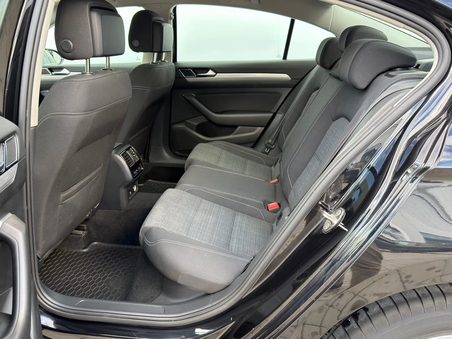 VW Passat Business 2.0 TDI SCR DSG - изображение 7