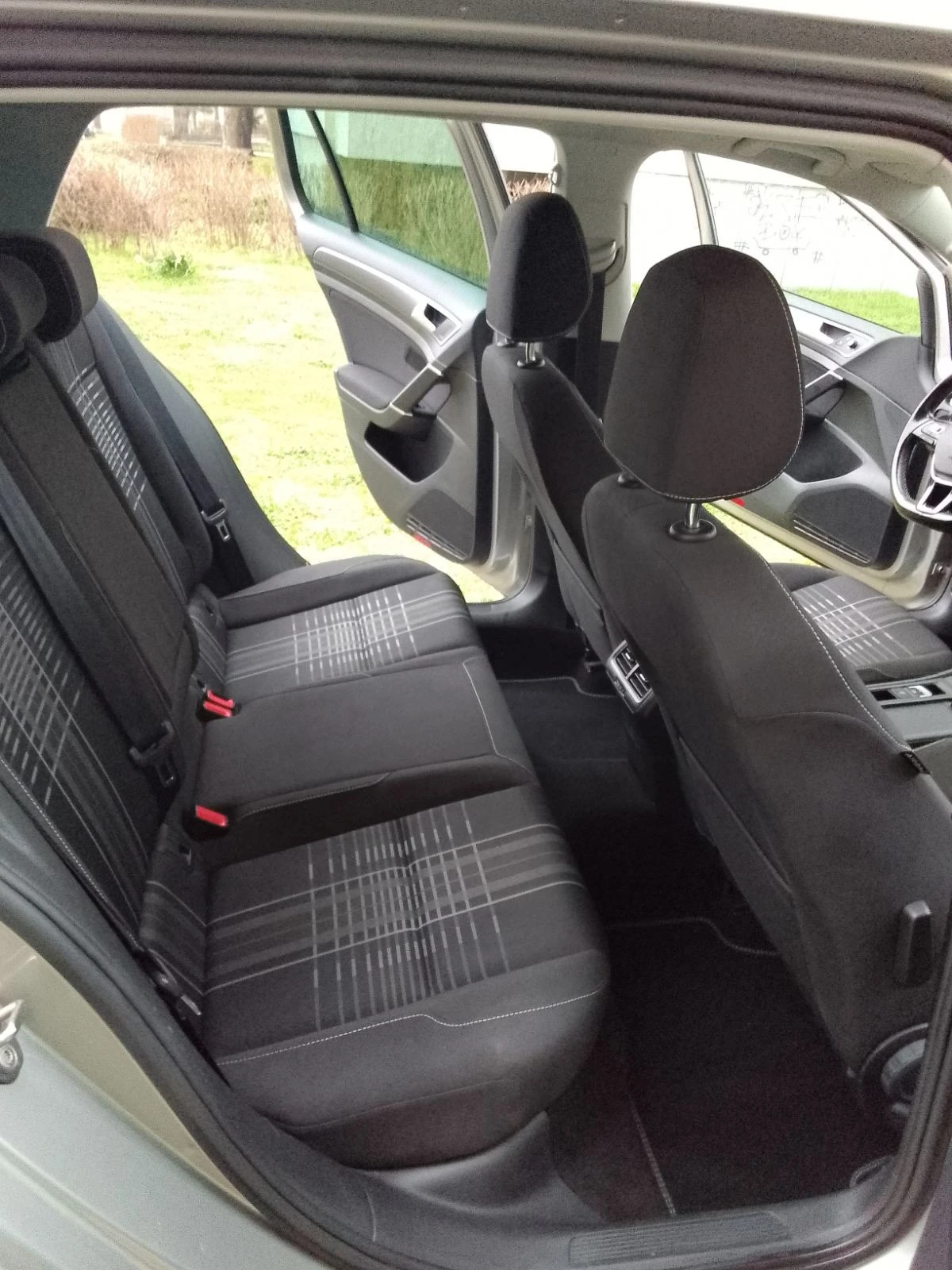 VW Golf 1.6TDI Автоматик 100хил км, снимка 12 - Автомобили и джипове - 53808057