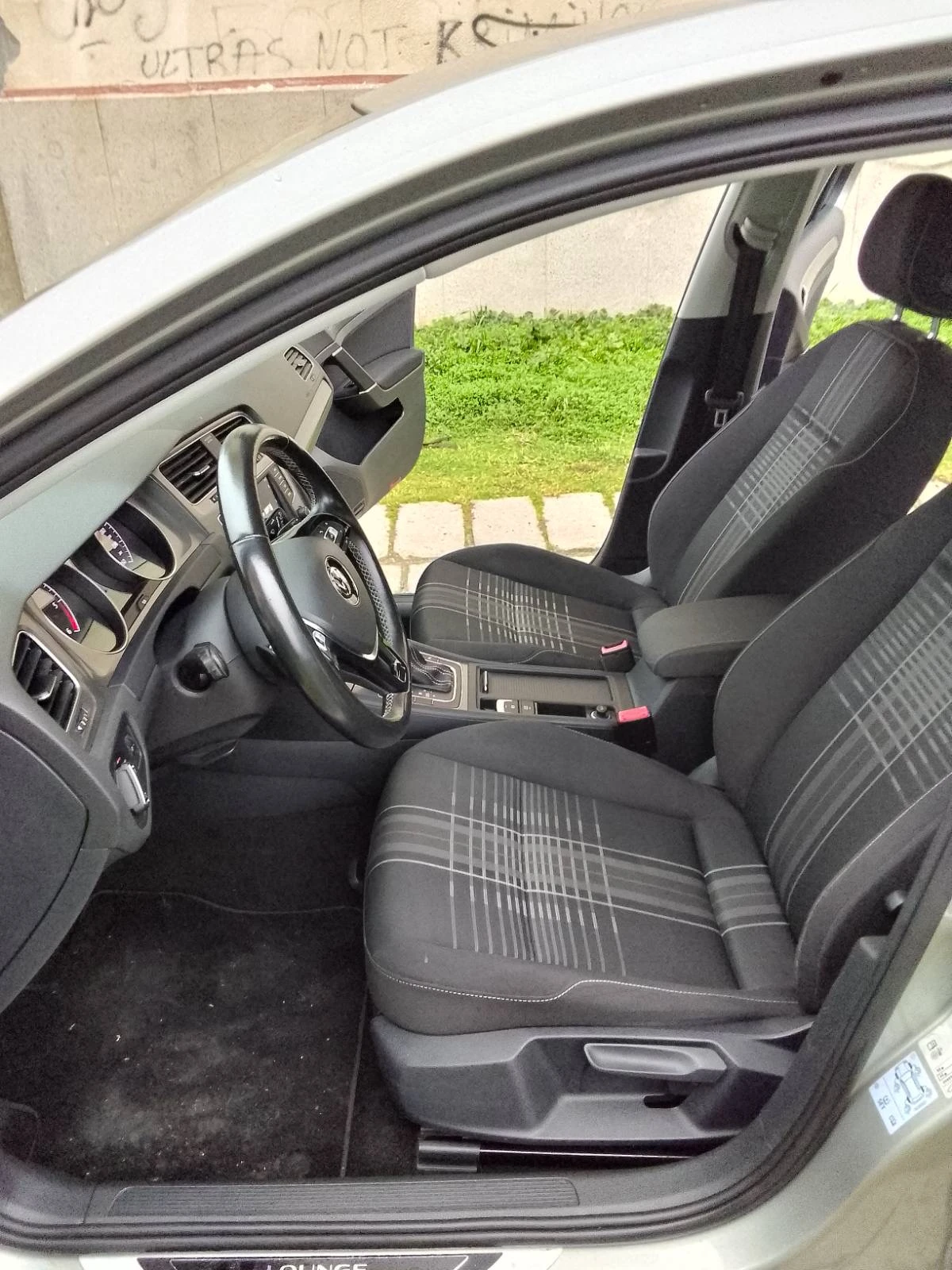 VW Golf 1.6TDI Автоматик 100хил км, снимка 15 - Автомобили и джипове - 53808057