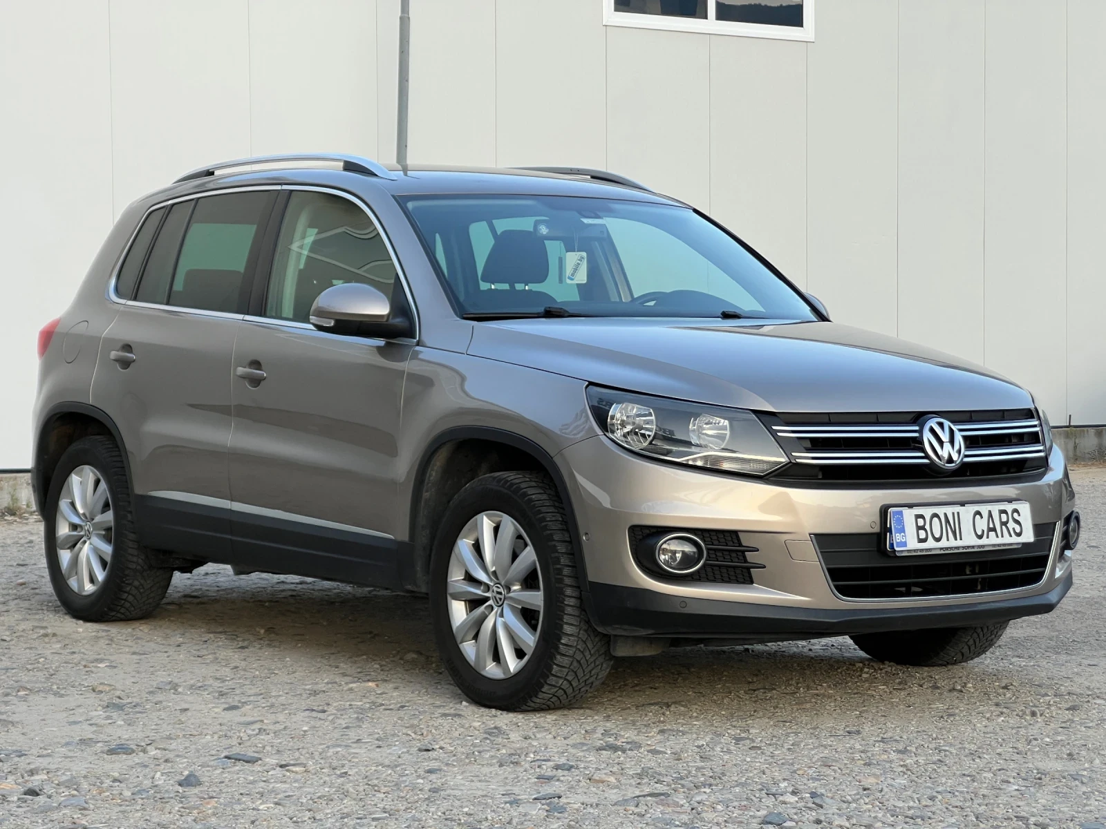 VW Tiguan 2.0TDI-140к.с 4Motion/DSG/ Подгреви/ Парктроник, снимка 3 - Автомобили и джипове - 55694917