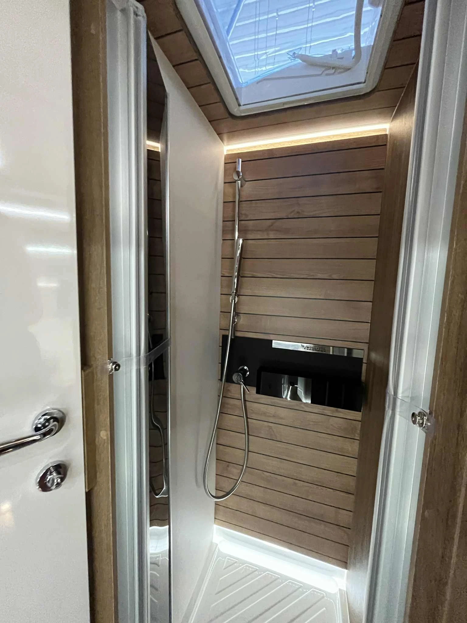 Кемпер Mobilvetta Krosser P86 двоен под* LIFEPO4, снимка 6 - Каравани и кемпери - 54449482