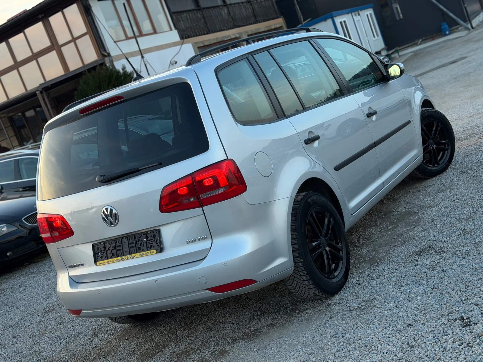 VW Touran 2.0TDI 140кс 6с НАВИ ПОДГРЕВ, снимка 6 - Автомобили и джипове - 53737652
