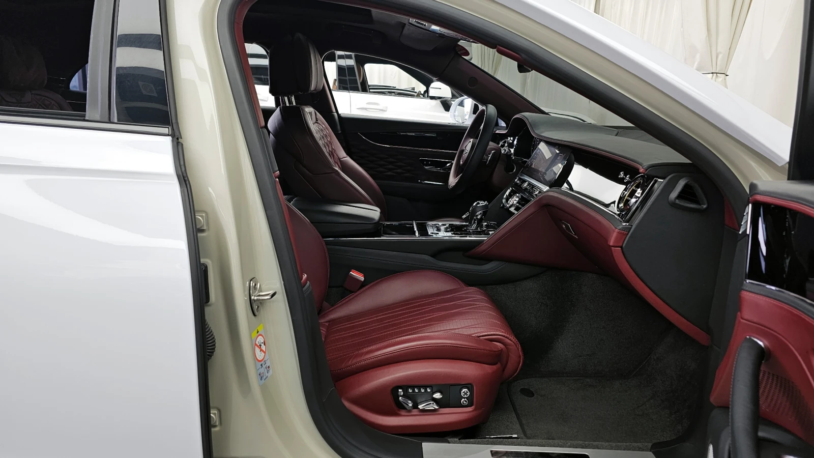 Bentley Flying Spur V8* 360* ЕЛ. БАГАЖНИК* SOFT CLOSE* КРАЙНА ЦЕНА, снимка 11 - Автомобили и джипове - 55593675