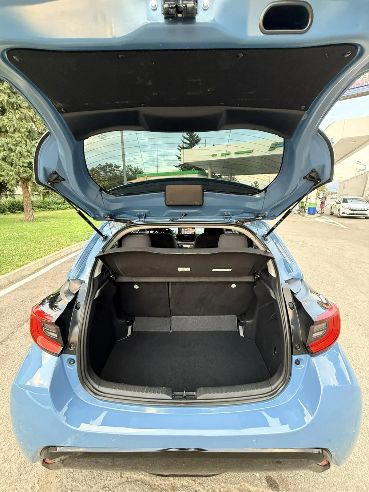 Toyota Yaris HYBRID FULL LED HSD, снимка 12 - Автомобили и джипове - 55849539