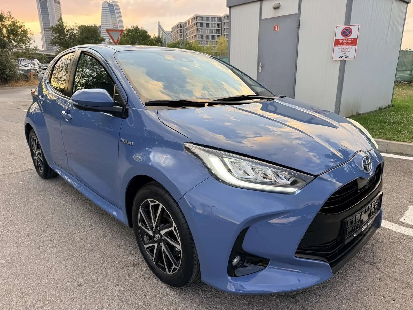 Toyota Yaris HYBRID FULL LED HSD, снимка 2 - Автомобили и джипове - 55849539