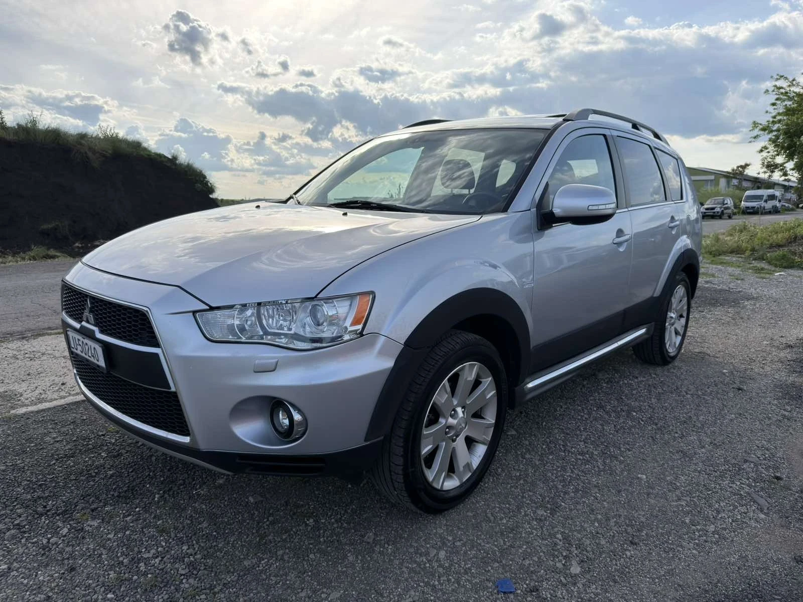 Mitsubishi Outlander 2.4i FACE Automat 4x4, снимка 2 - Автомобили и джипове - 54673488