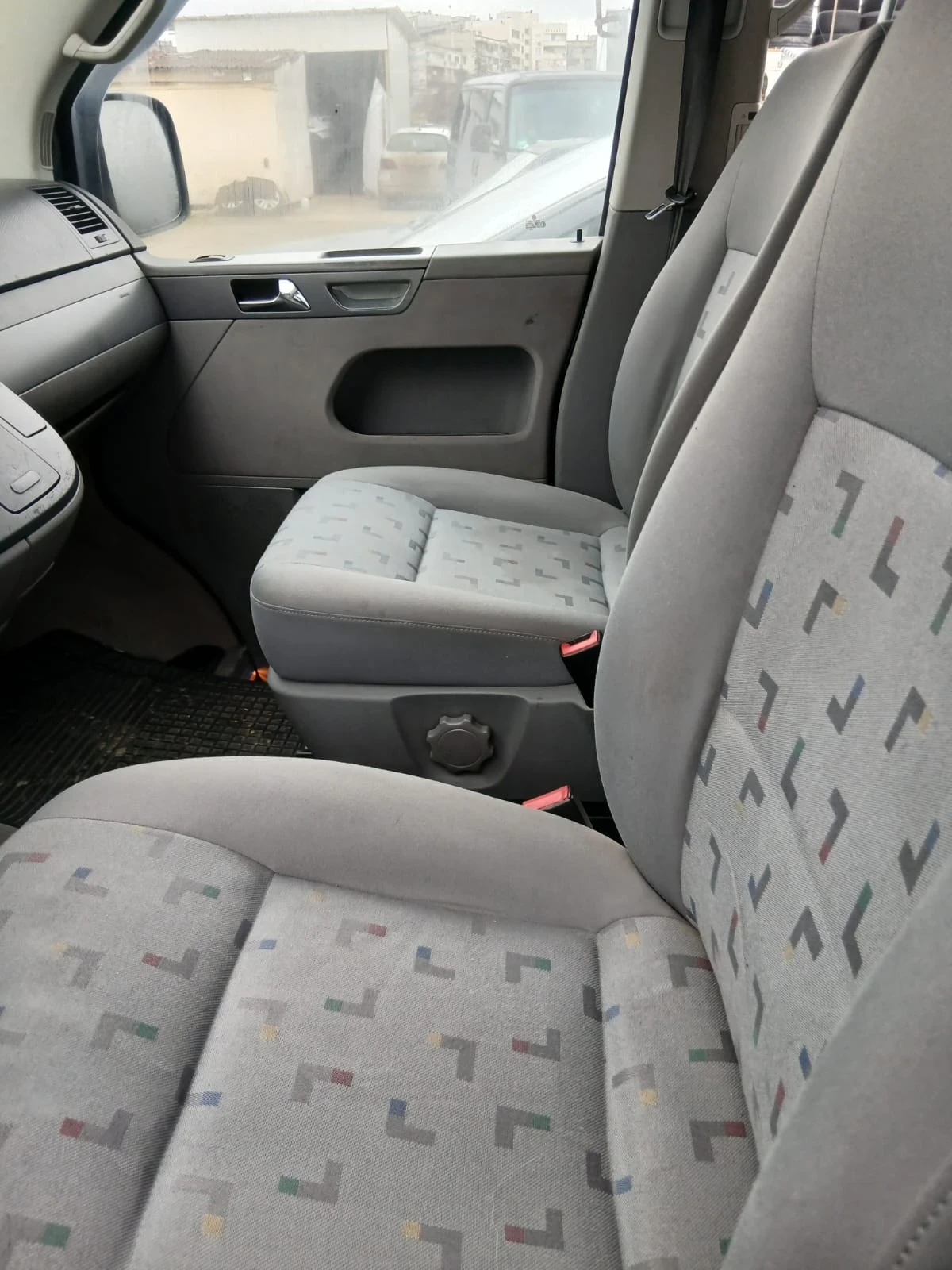 VW T5 Multivan 2.5Navi, снимка 8 - Бусове и автобуси - 53898547