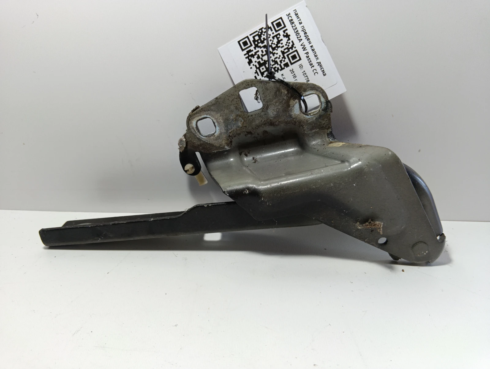 панта преден капак  дясна 3C8823302A VW Passat CC