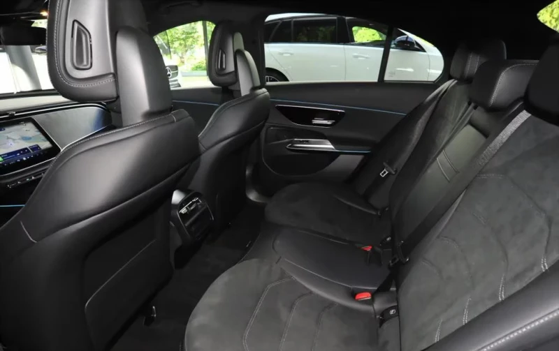 Mercedes-Benz E 220 d/AMG/220HP/CAM/DISTR/LED/KLESS/ACC/CARPLAY/807f, снимка 12 - Автомобили и джипове - 51845701