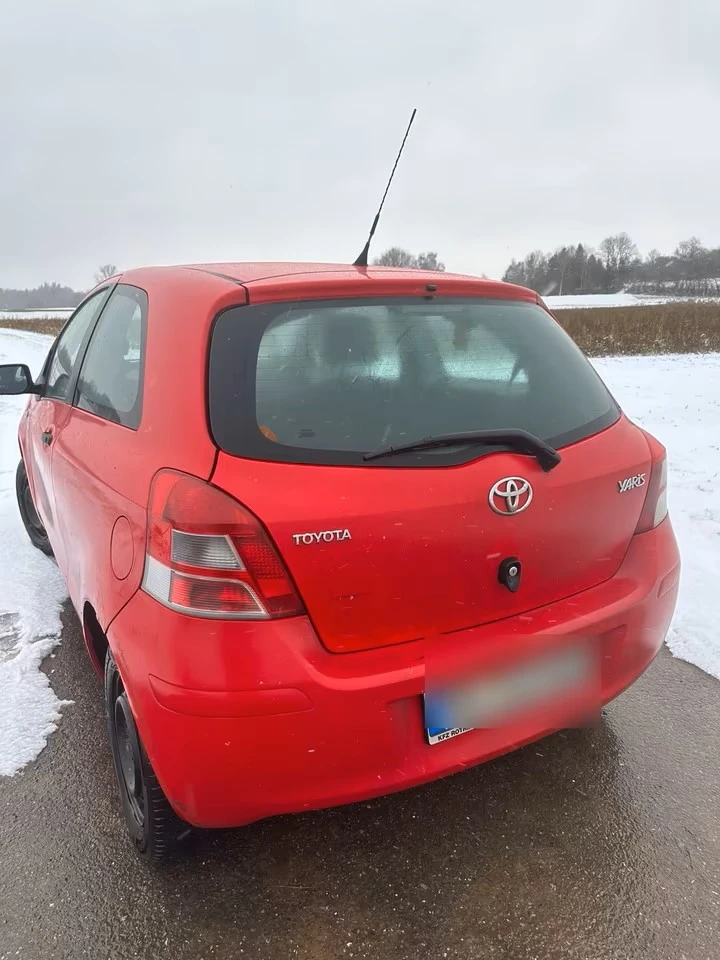 Toyota Yaris 1.0 - изображение 2