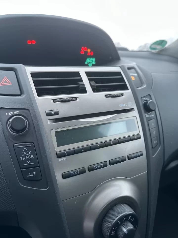 Toyota Yaris 1.0, снимка 16 - Автомобили и джипове - 53157335