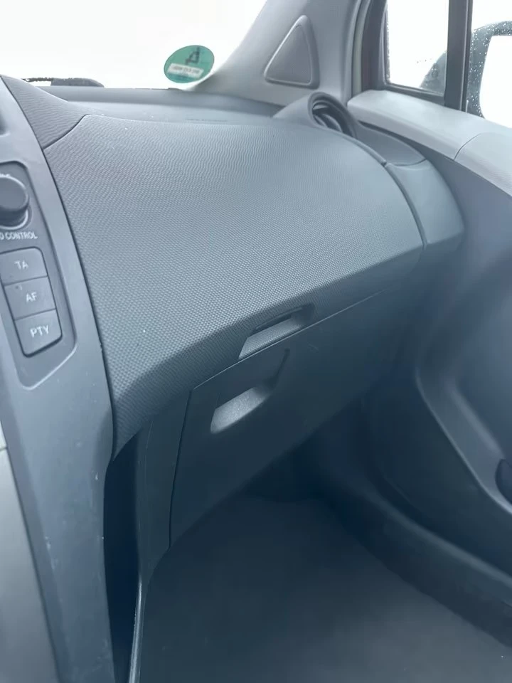 Toyota Yaris 1.0, снимка 12 - Автомобили и джипове - 53157335