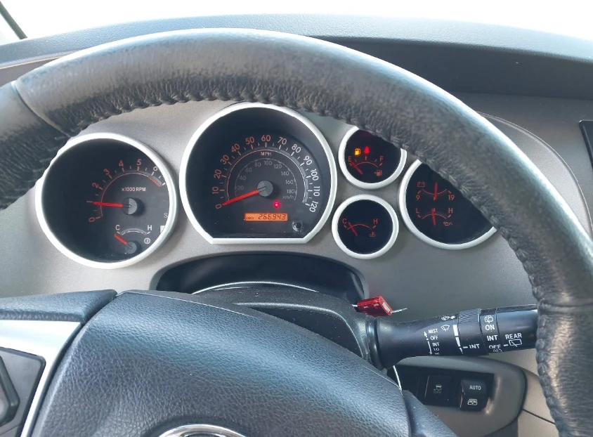 Toyota Sequoia SR5 5.7L V8 - изображение 8