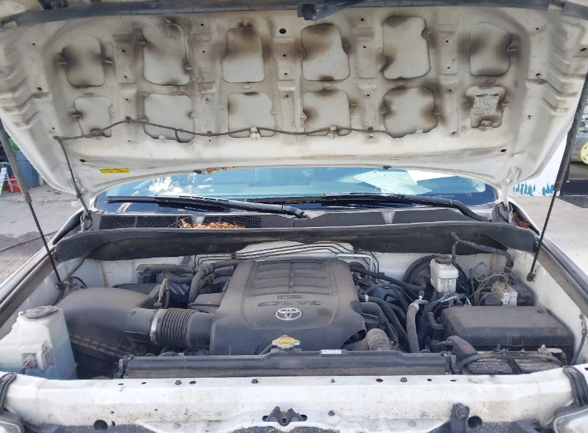 Toyota Sequoia SR5 5.7L V8 - изображение 10