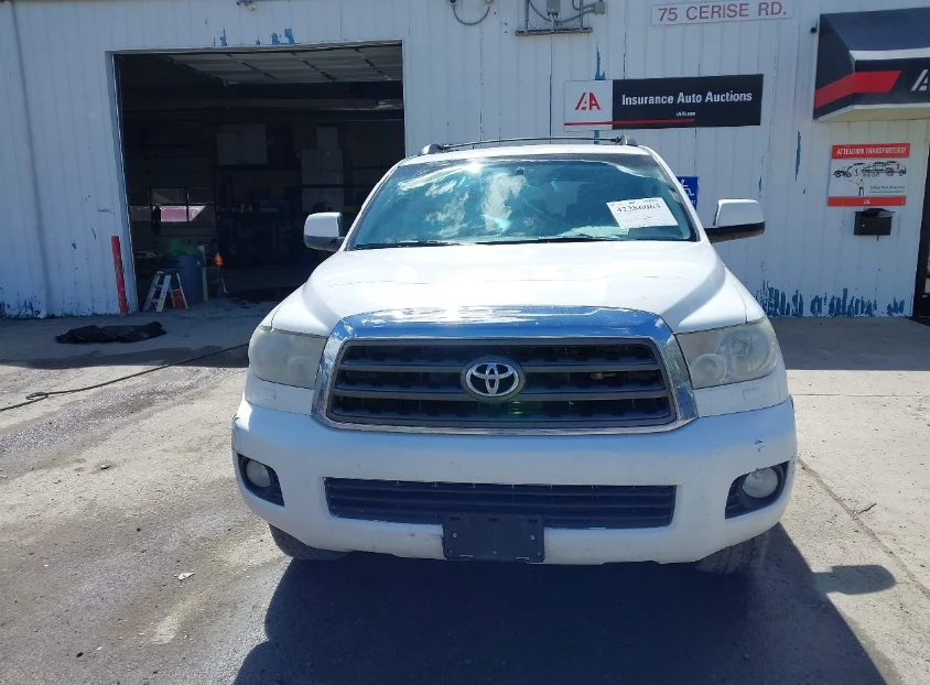 Toyota Sequoia SR5 5.7L V8 - изображение 2