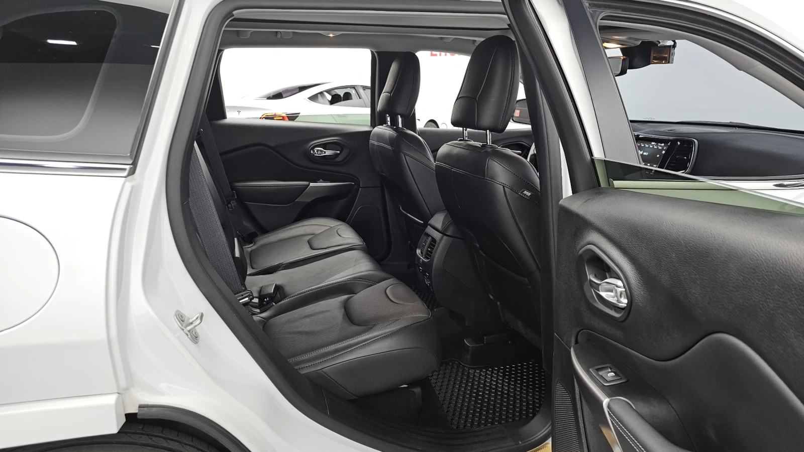 Jeep Cherokee OVERLAND / 3.2 / 4X4 / DISTRONIC / ОБДУХ / ПОДГРЕВ, снимка 11 - Автомобили и джипове - 55527288