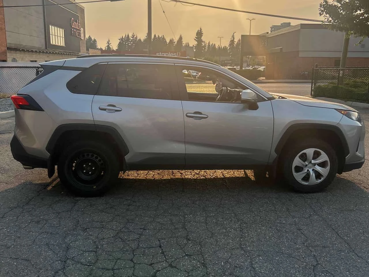 Toyota Rav4 * LE * АВТОКРЕДИТ БЕЗ ПЪРВОНАЧАЛНА ВНОСКА* , снимка 3 - Автомобили и джипове - 55659414