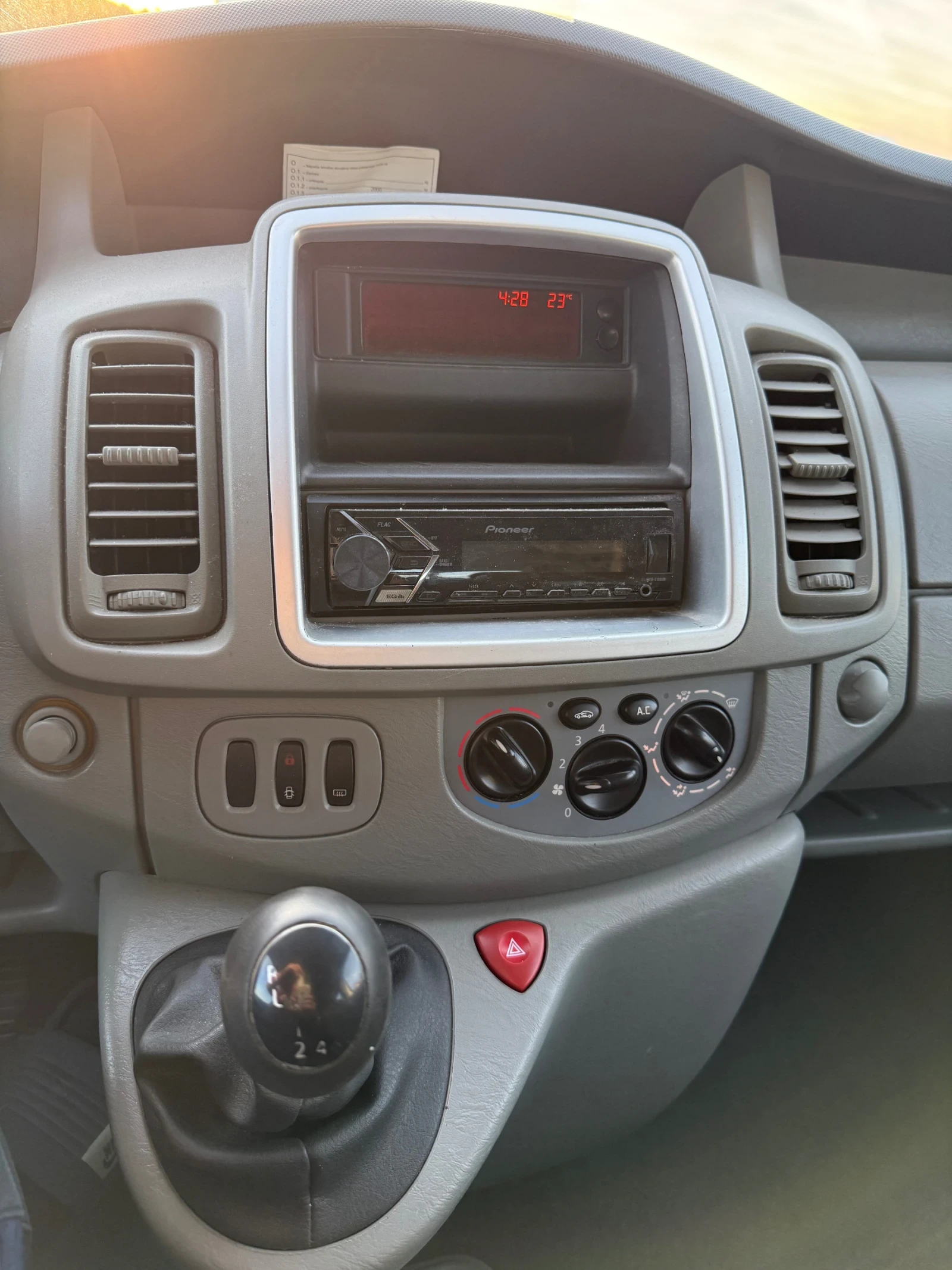 Renault Trafic 2.0 116 клима 7+ 1, снимка 12 - Бусове и автобуси - 56399368