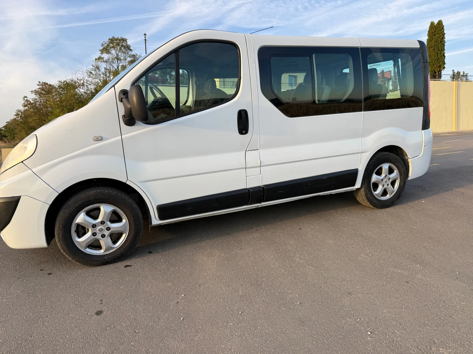 Renault Trafic 2.0 116 клима 7+ 1, снимка 2 - Бусове и автобуси - 56399368
