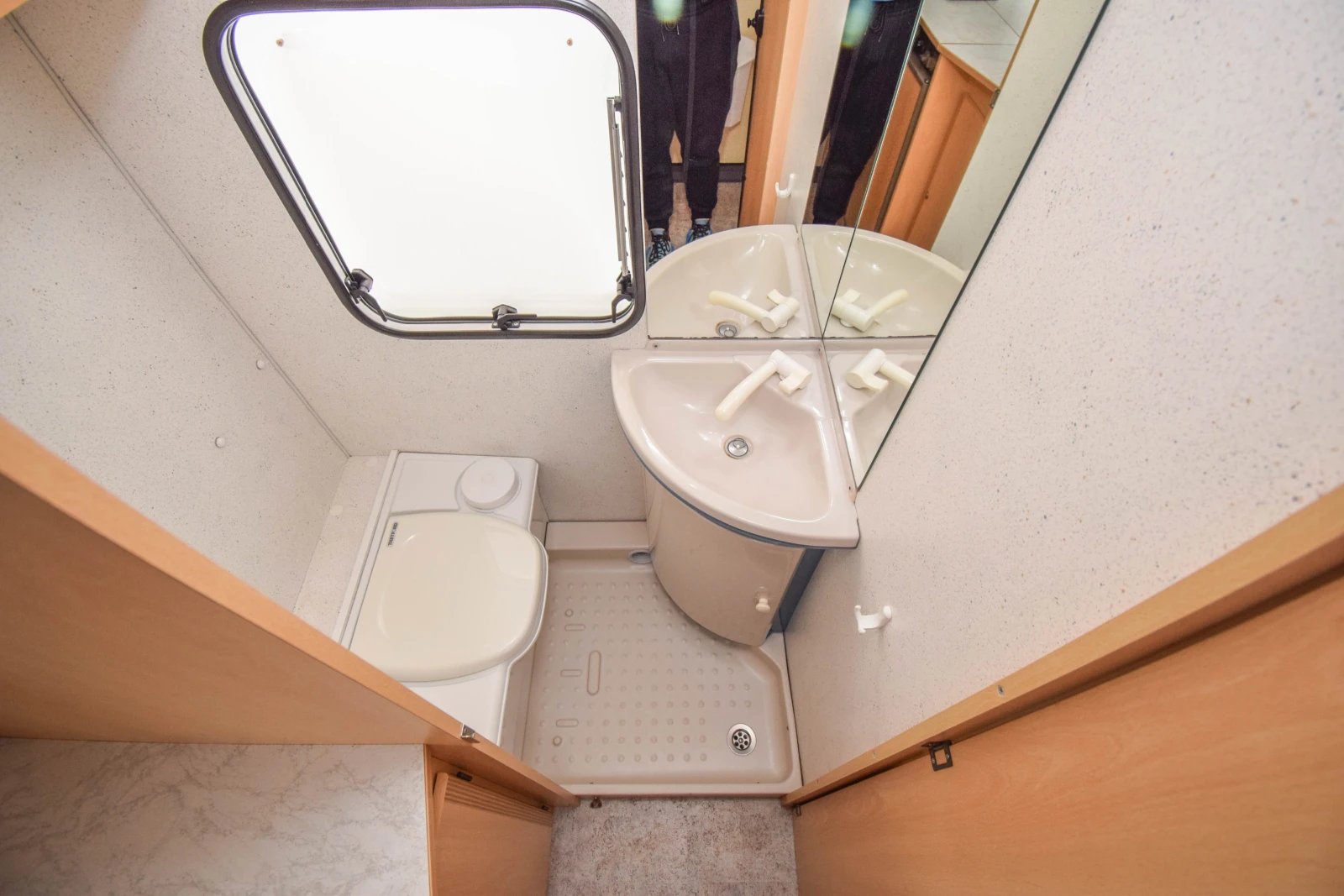 Каравана Burstner Fun Sportiv 400 TS+ ФОРСЕЛТ, снимка 15 - Каравани и кемпери - 53931294