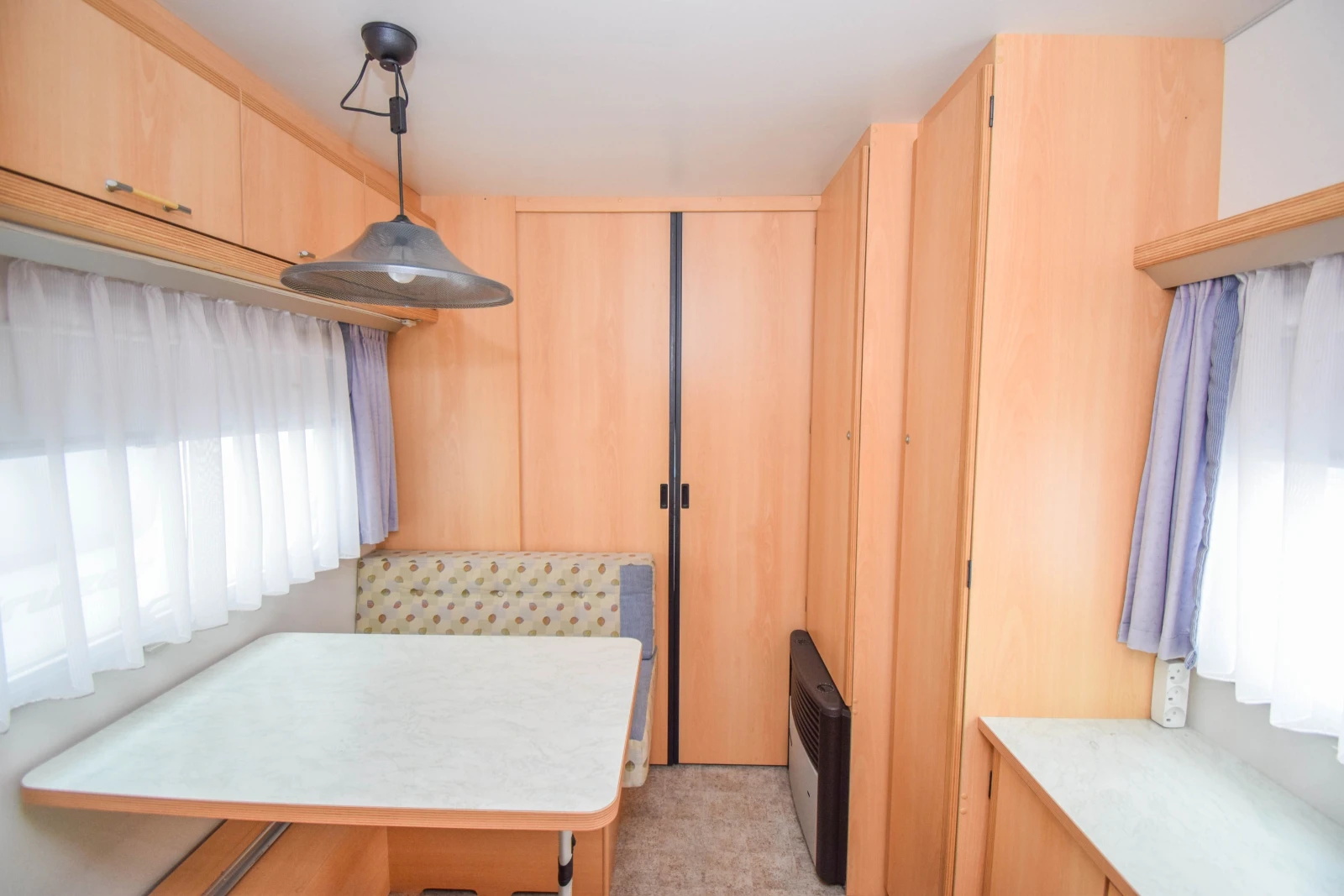 Каравана Burstner Fun Sportiv 400 TS+ ФОРСЕЛТ, снимка 9 - Каравани и кемпери - 53931294