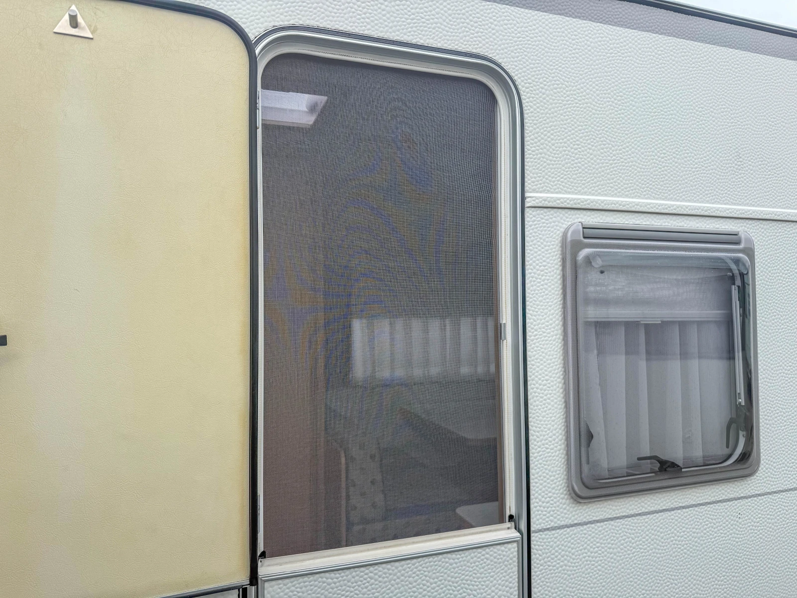 Каравана Burstner Fun Sportiv 400 TS+ ФОРСЕЛТ, снимка 5 - Каравани и кемпери - 53931294