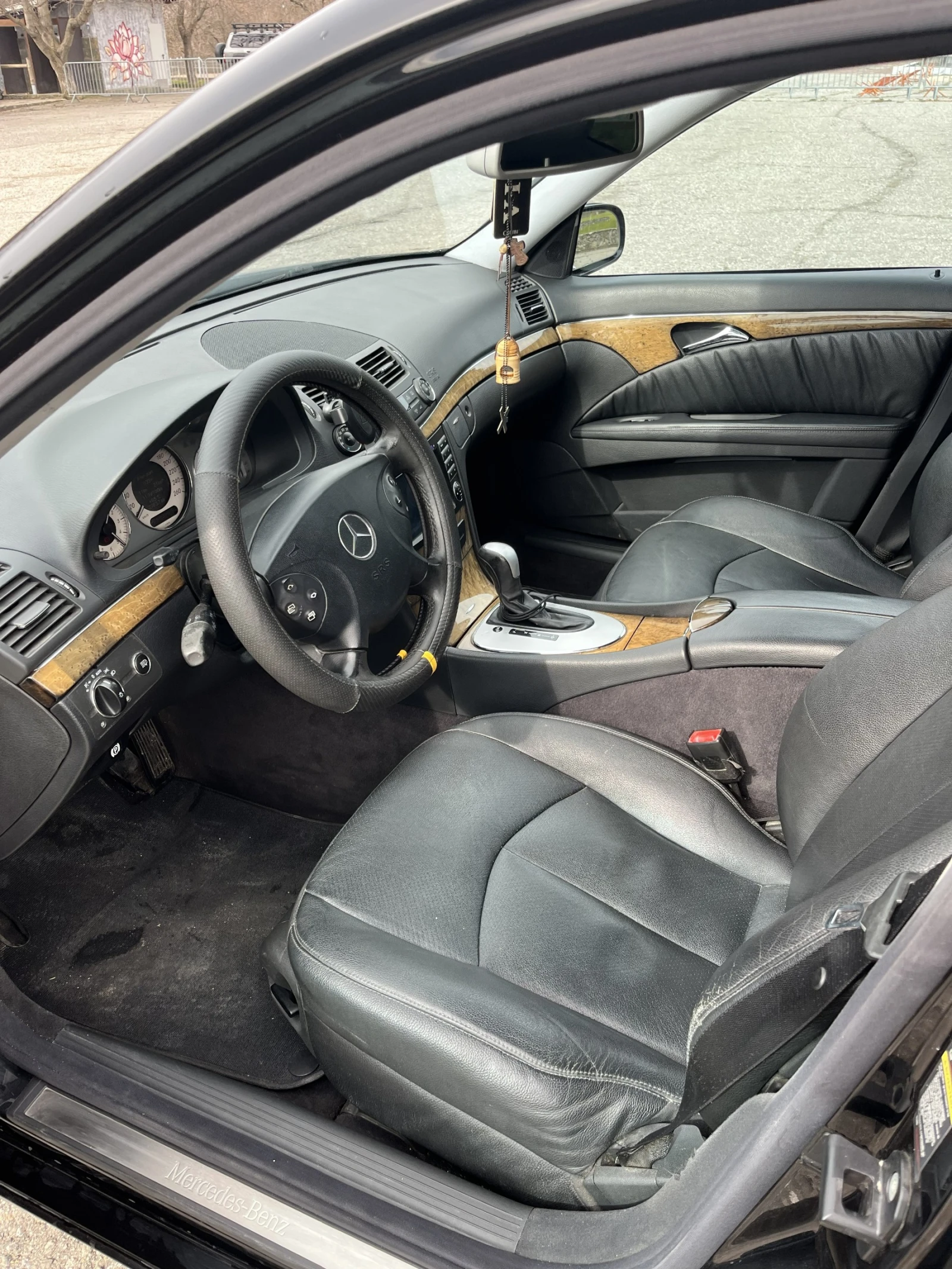 Mercedes-Benz E 280 Avantgarde, снимка 8 - Автомобили и джипове - 54496008