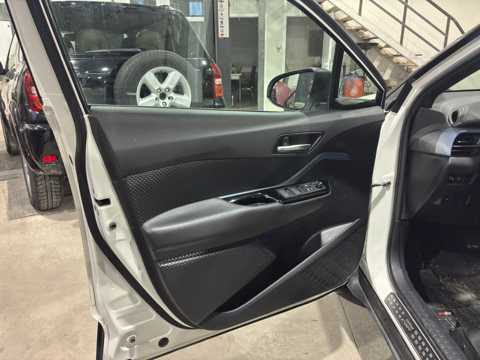 Toyota C-HR 2.0 Hybrid | Mobile.bg   11