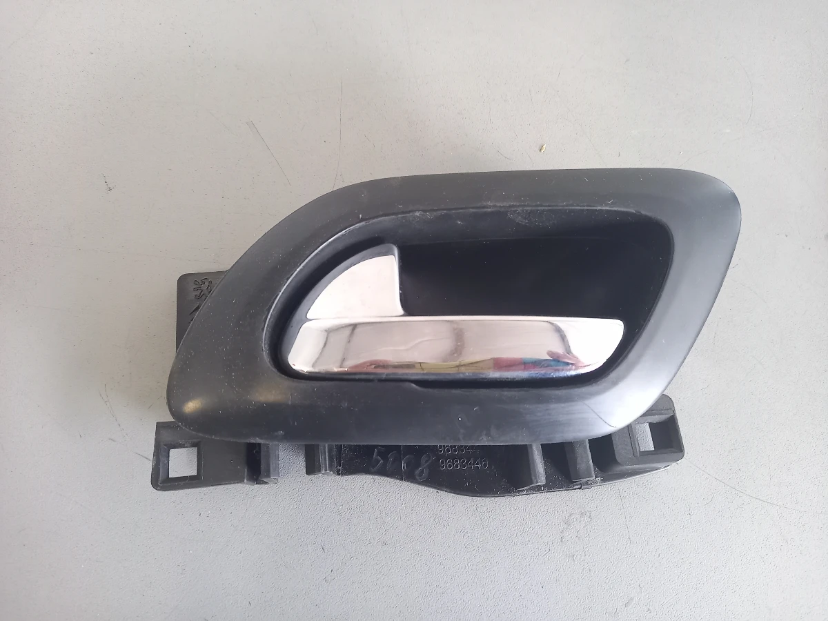 Дръжка врата предна лява вътрешна Пежо 5008