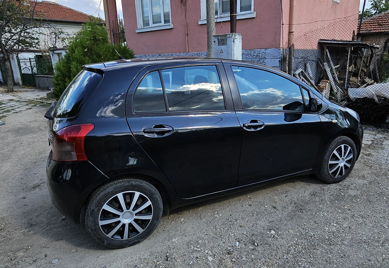 Toyota Yaris  - изображение 8