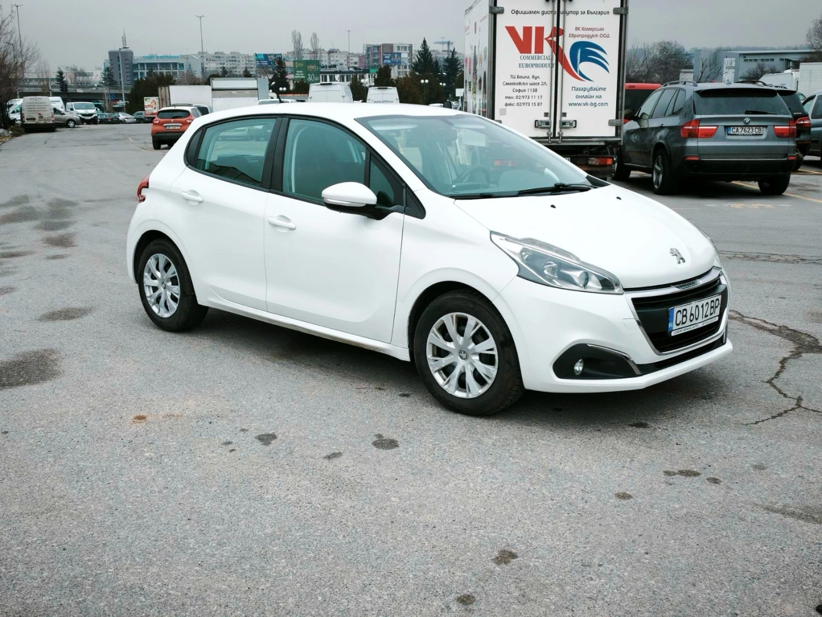 Peugeot 208 ЛИЧЕН автомобил