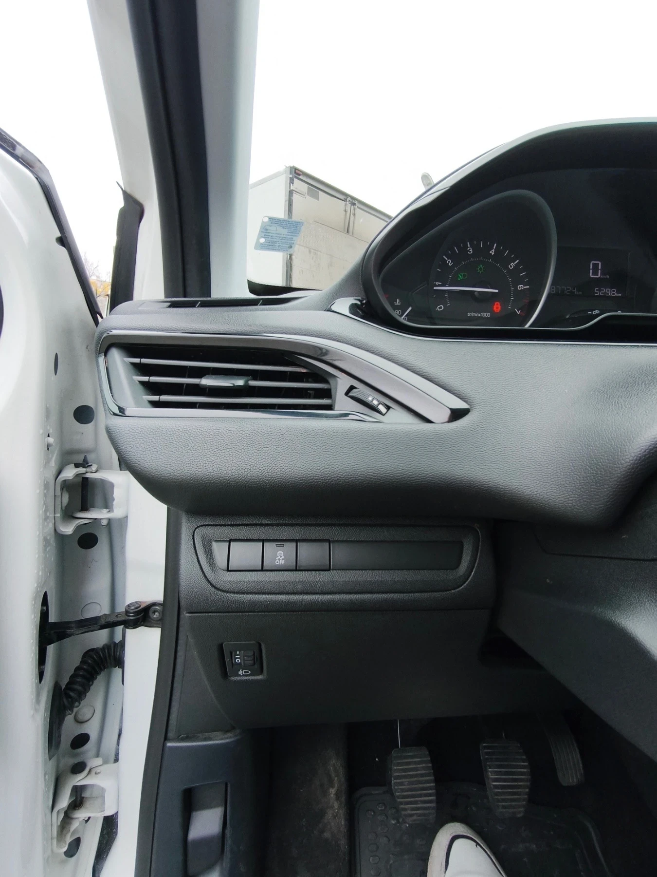 Peugeot 208 ЛИЧЕН автомобил, снимка 8 - Автомобили и джипове - 54623757