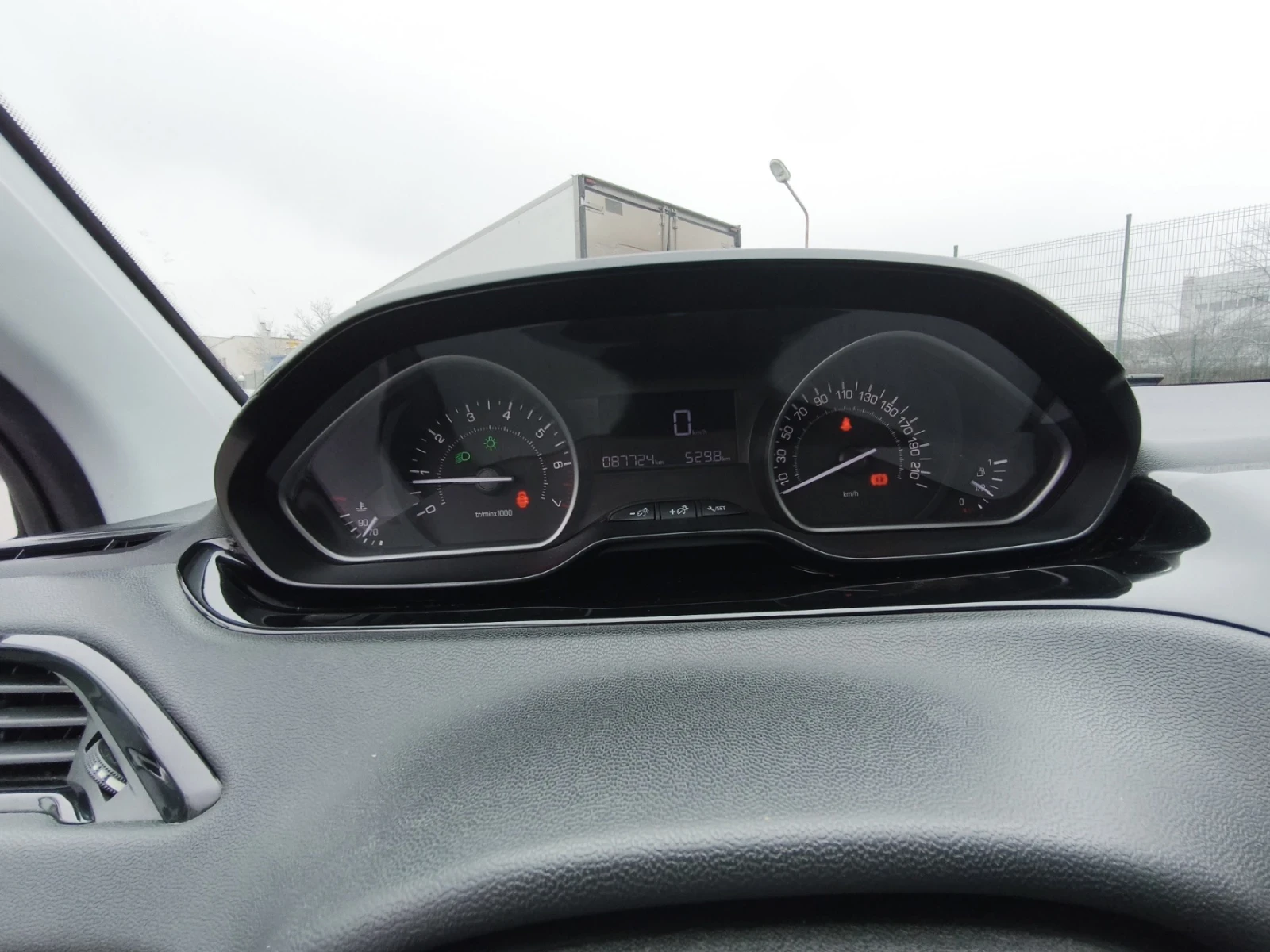 Peugeot 208 ЛИЧЕН автомобил, снимка 7 - Автомобили и джипове - 54623757