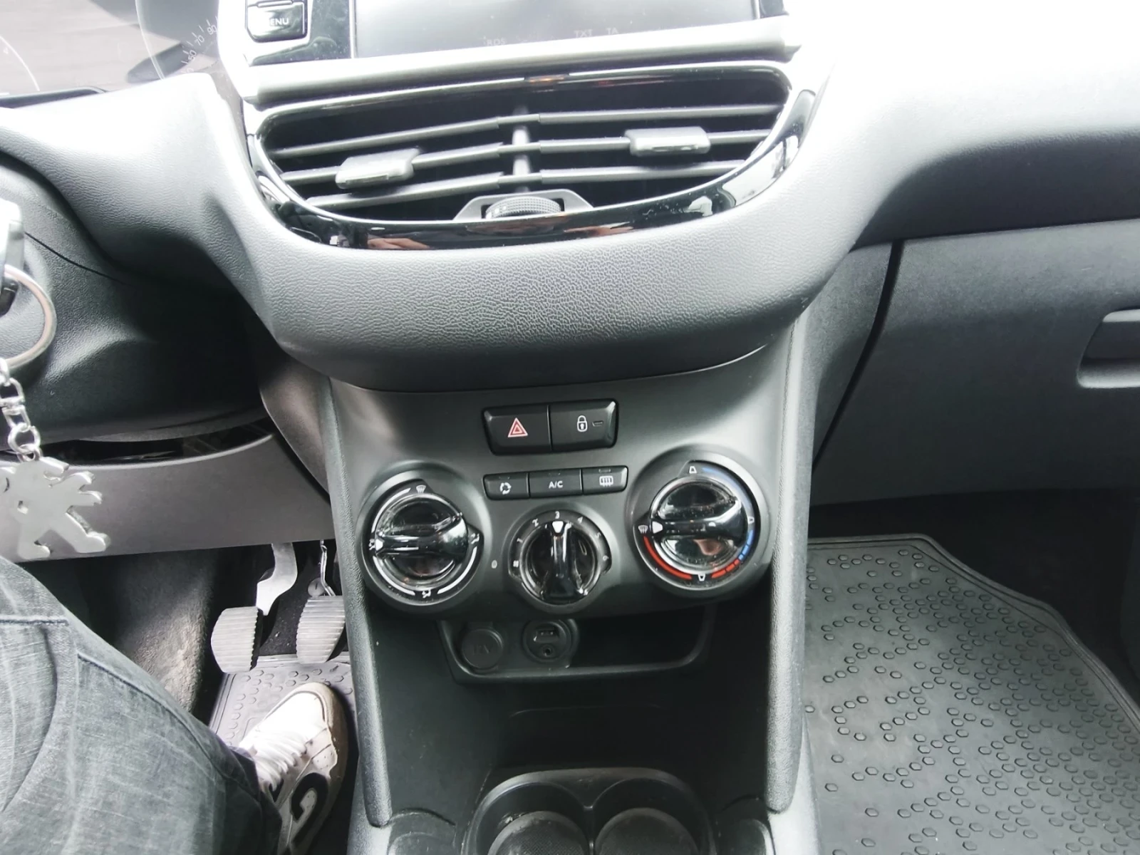 Peugeot 208 ЛИЧЕН автомобил, снимка 6 - Автомобили и джипове - 54623757