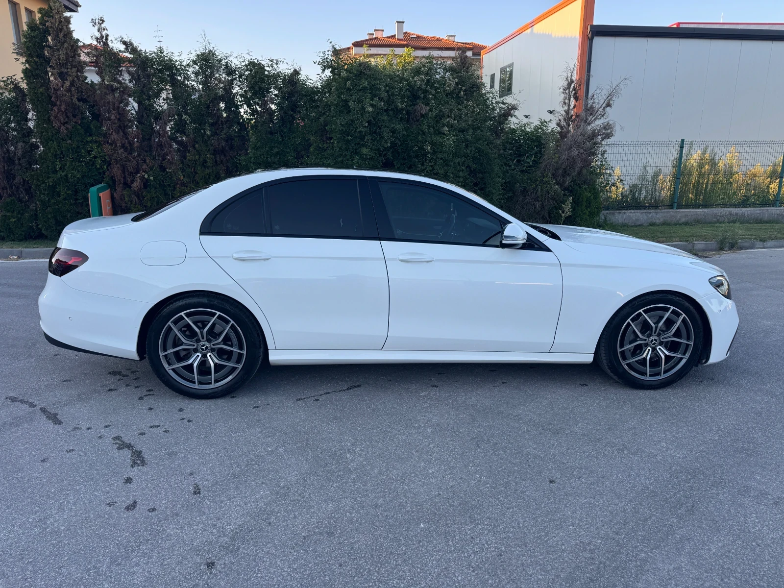 Mercedes-Benz E 220, снимка 2 - Автомобили и джипове - 55513729