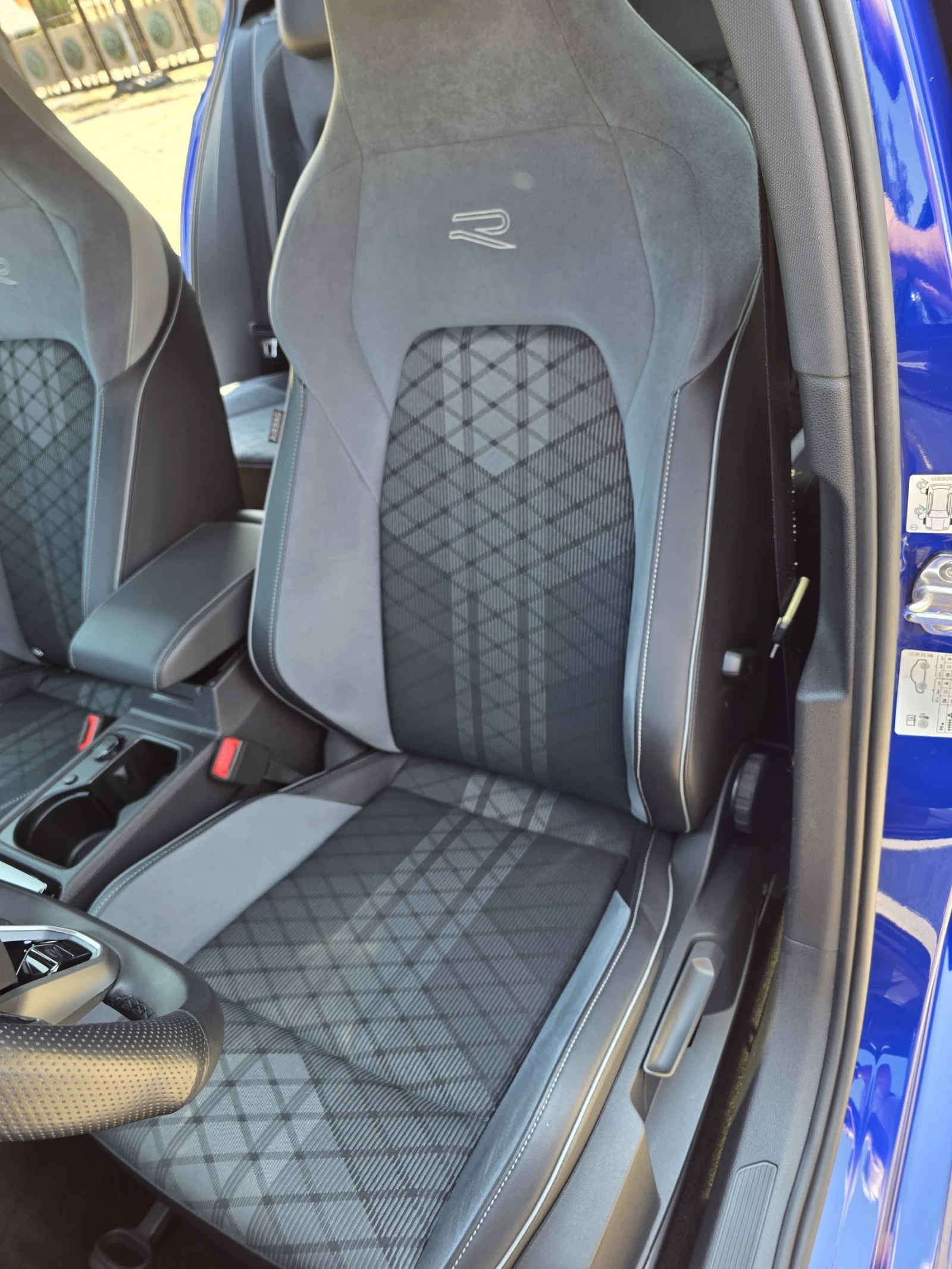 VW Golf 1.5 eTSI R-Line DSG, снимка 12 - Автомобили и джипове - 55792545