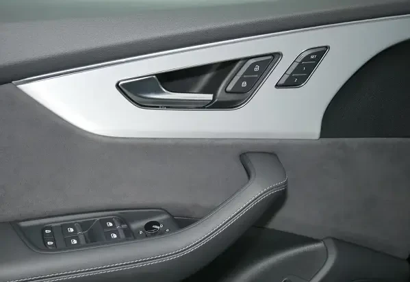 Audi Q8 50 TDI Quattro = S-line = Black OpticPlus Гаранция, снимка 5 - Автомобили и джипове - 54004661