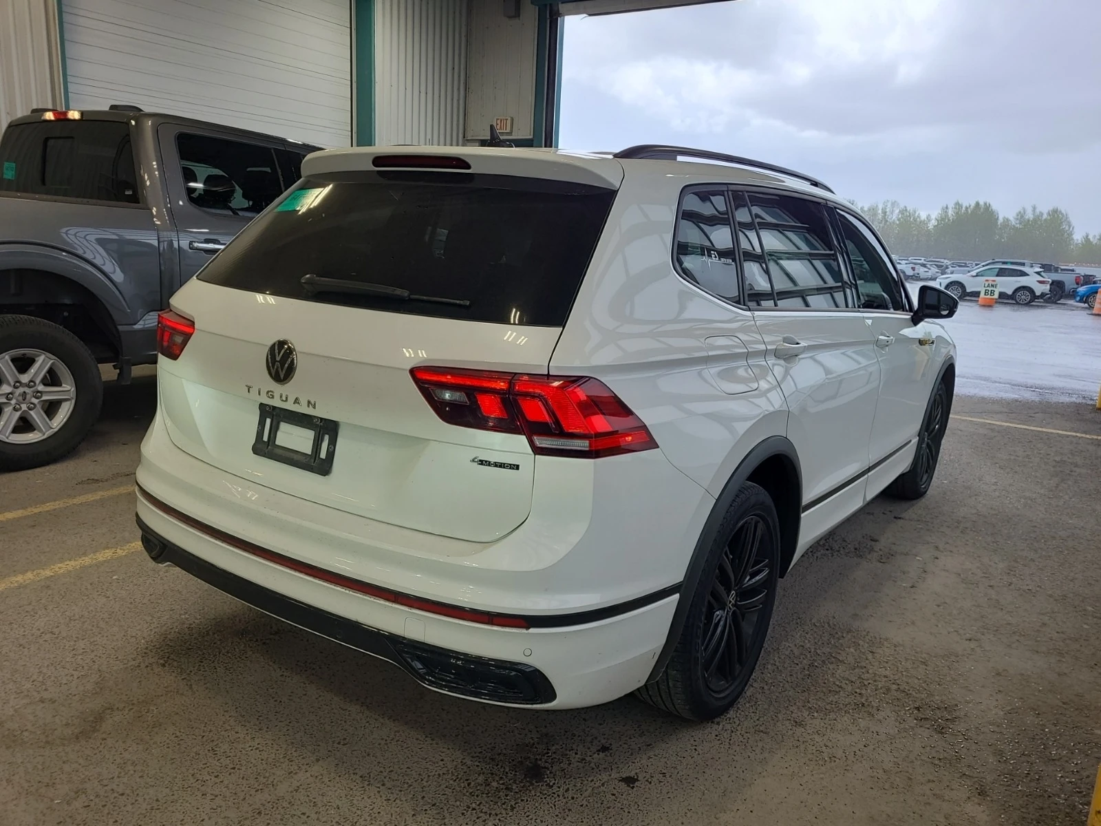 VW Tiguan SE R-LINE BLACK * * CARFAX * * АВТО КРЕДИТ * * , снимка 4 - Автомобили и джипове - 54517546