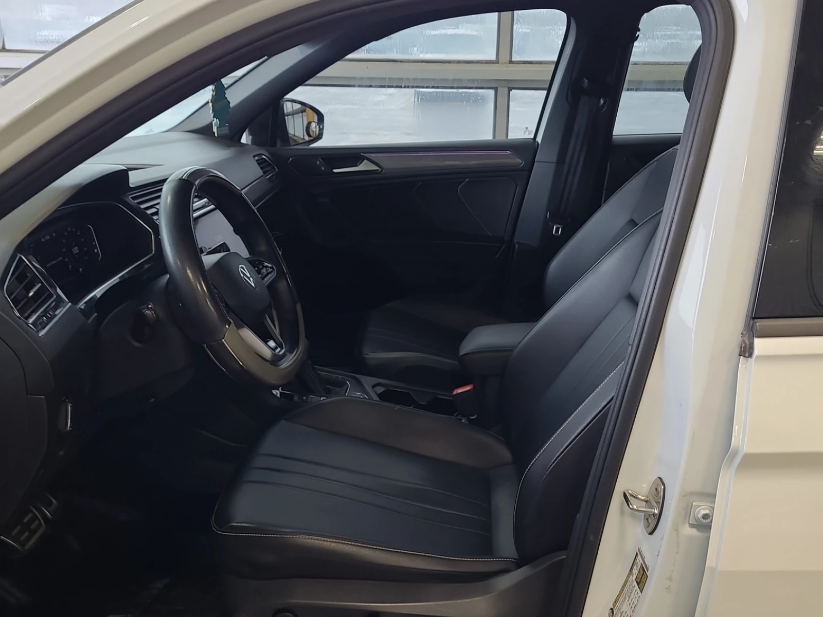 VW Tiguan SE R-LINE BLACK * * CARFAX * * АВТО КРЕДИТ * * , снимка 5 - Автомобили и джипове - 54517546