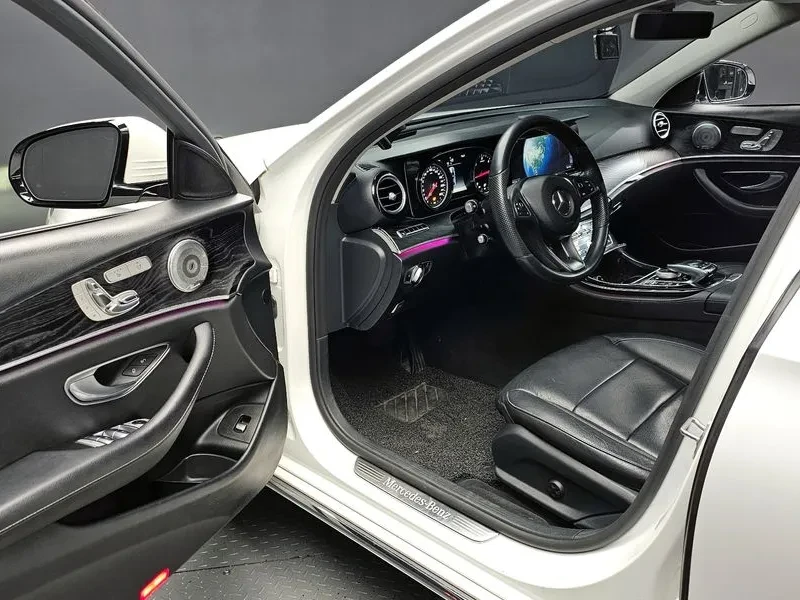 Mercedes-Benz E 220 D Avantgarde, снимка 11 - Автомобили и джипове - 53076056