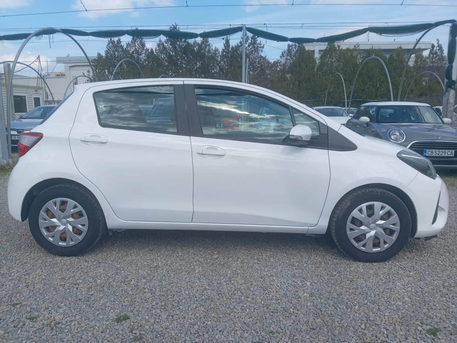 Toyota Yaris 1.5i 4ц., снимка 6 - Автомобили и джипове - 53987550