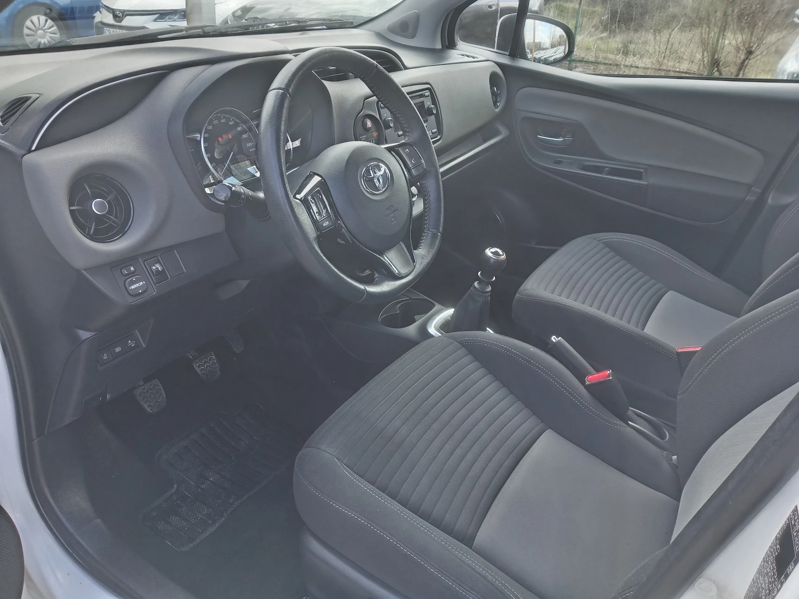 Toyota Yaris 1.5i 4ц., снимка 7 - Автомобили и джипове - 53987550