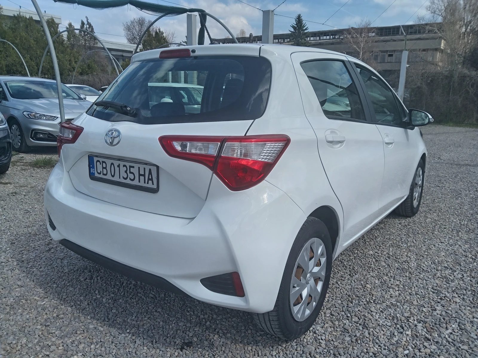Toyota Yaris 1.5i 4ц., снимка 3 - Автомобили и джипове - 53987550