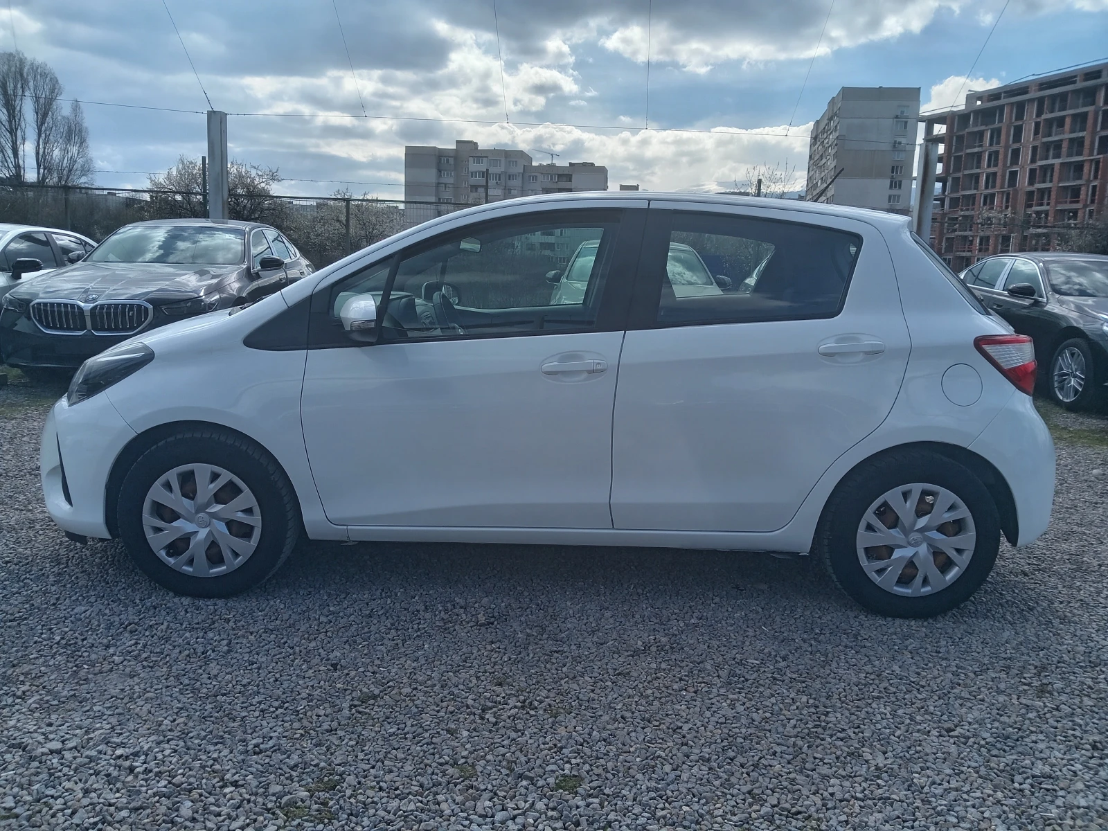 Toyota Yaris 1.5i 4ц., снимка 5 - Автомобили и джипове - 53987550