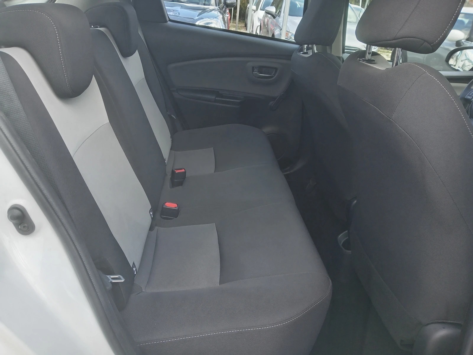 Toyota Yaris 1.5i 4ц., снимка 9 - Автомобили и джипове - 53987550