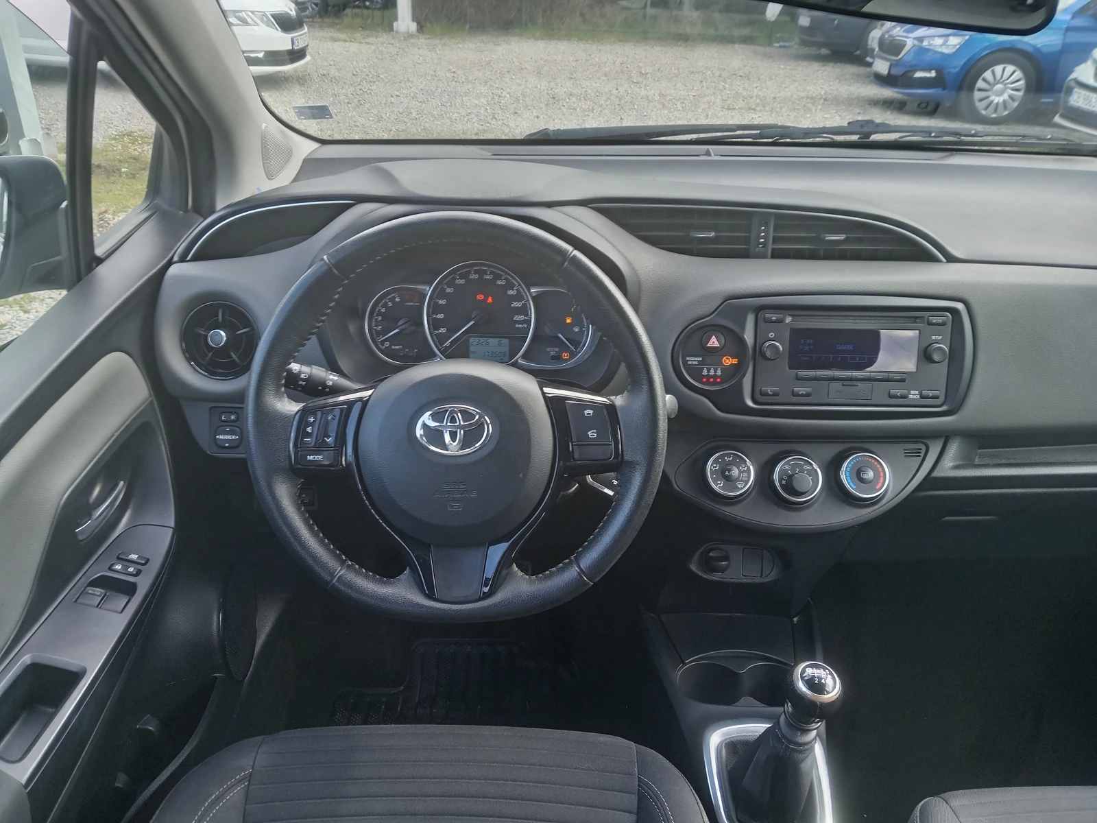 Toyota Yaris 1.5i 4ц., снимка 11 - Автомобили и джипове - 53987550