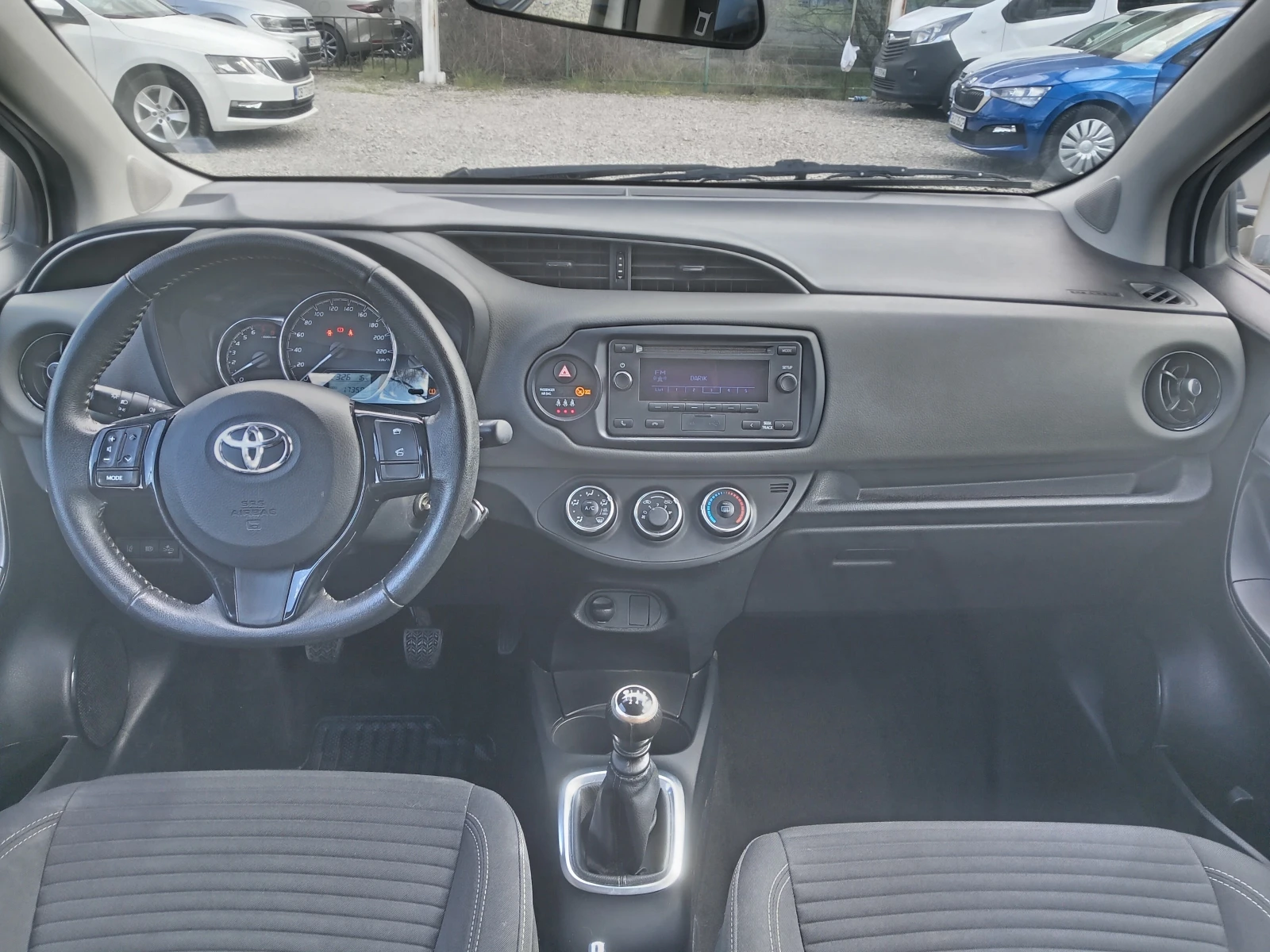 Toyota Yaris 1.5i 4ц., снимка 10 - Автомобили и джипове - 53987550