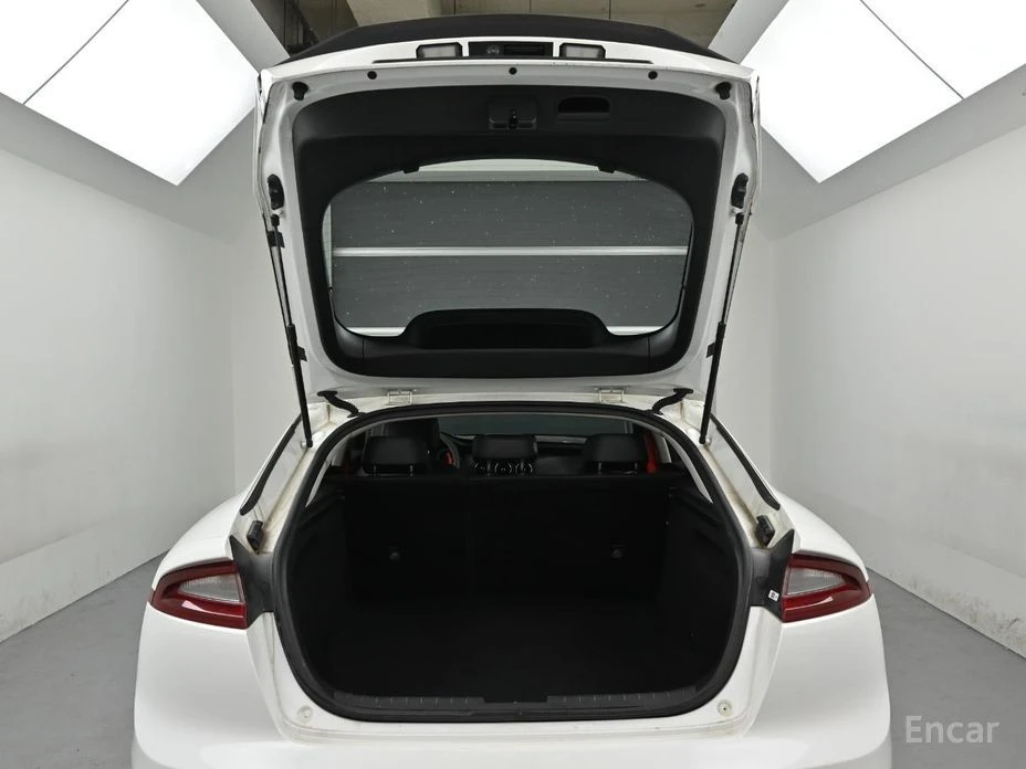 Kia Stinger * 2.0T* PRIME* КОЖА* ПОДГРЕВ* KEYLESS* КАМЕРИ* , снимка 14 - Автомобили и джипове - 54146882