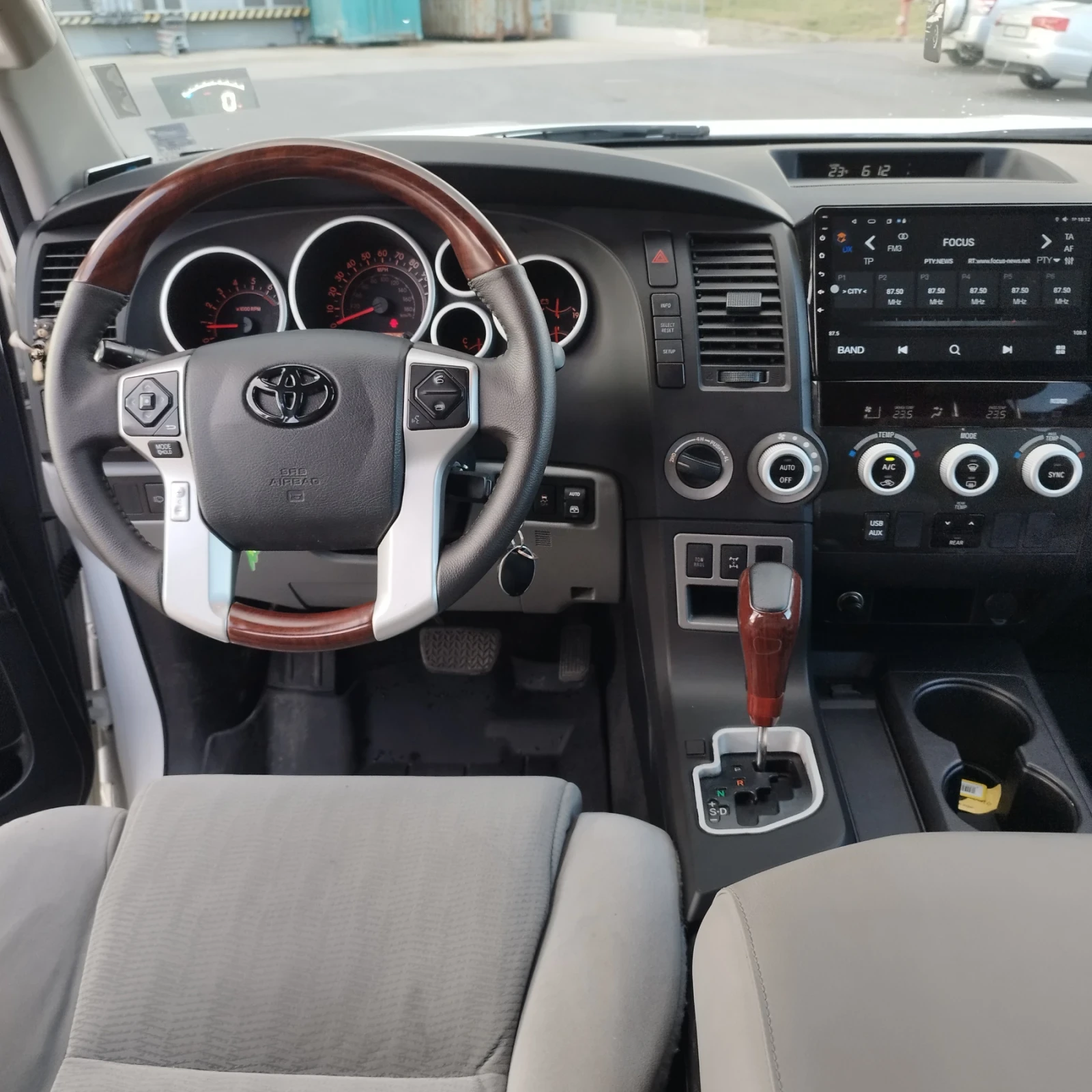 Toyota Sequoia 5.7  - изображение 10
