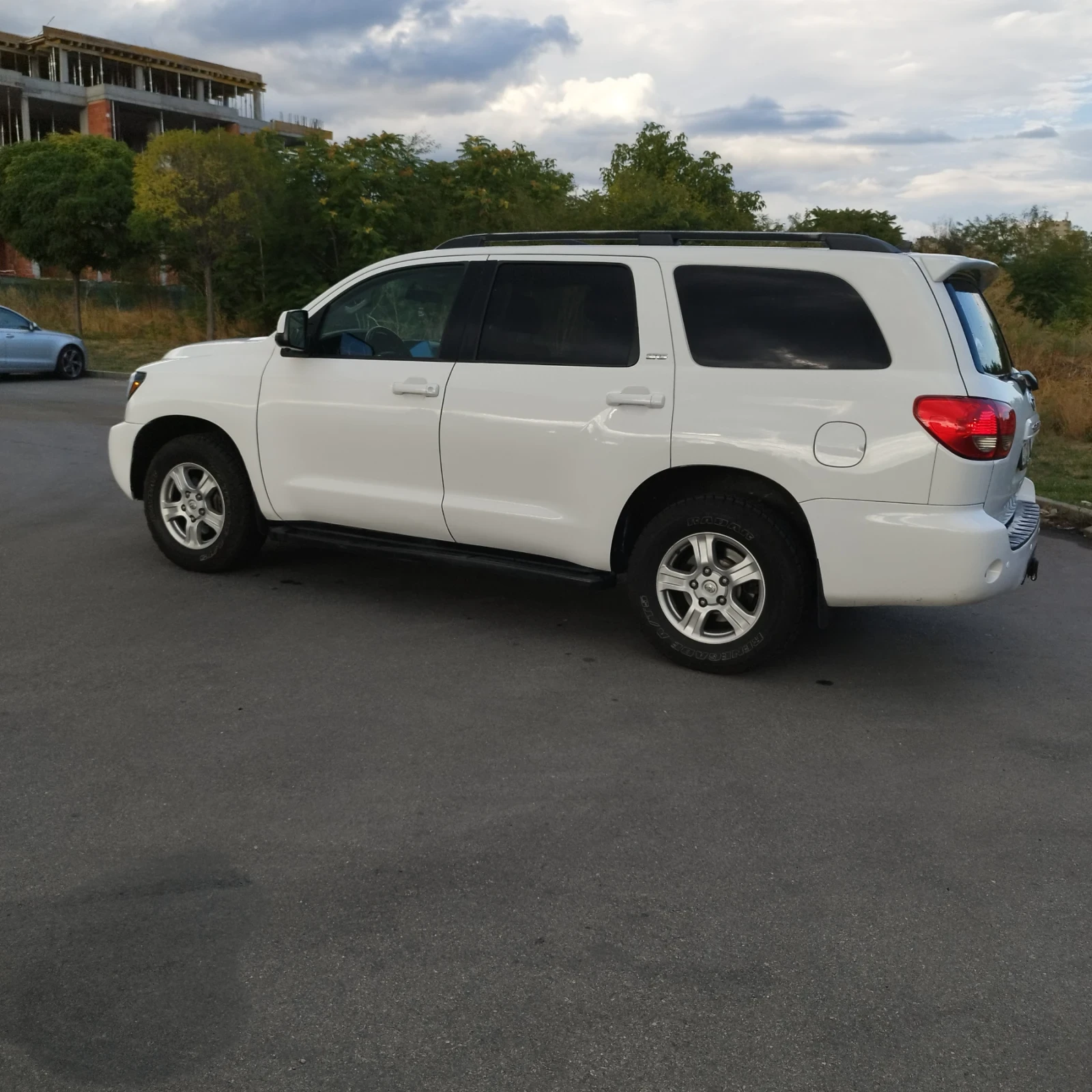Toyota Sequoia 5.7  - изображение 5